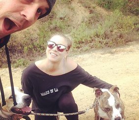 Ryan Sweeting, Kaley Cuoco und Norman Ryan Sweeting, Kaley Cuoco und Norman