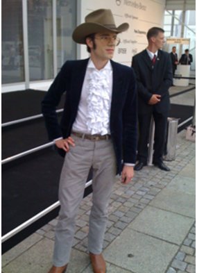 Fashion Week: Mann im Cowboy Outfit Fashion Week: Mann im Cowboy Outfit