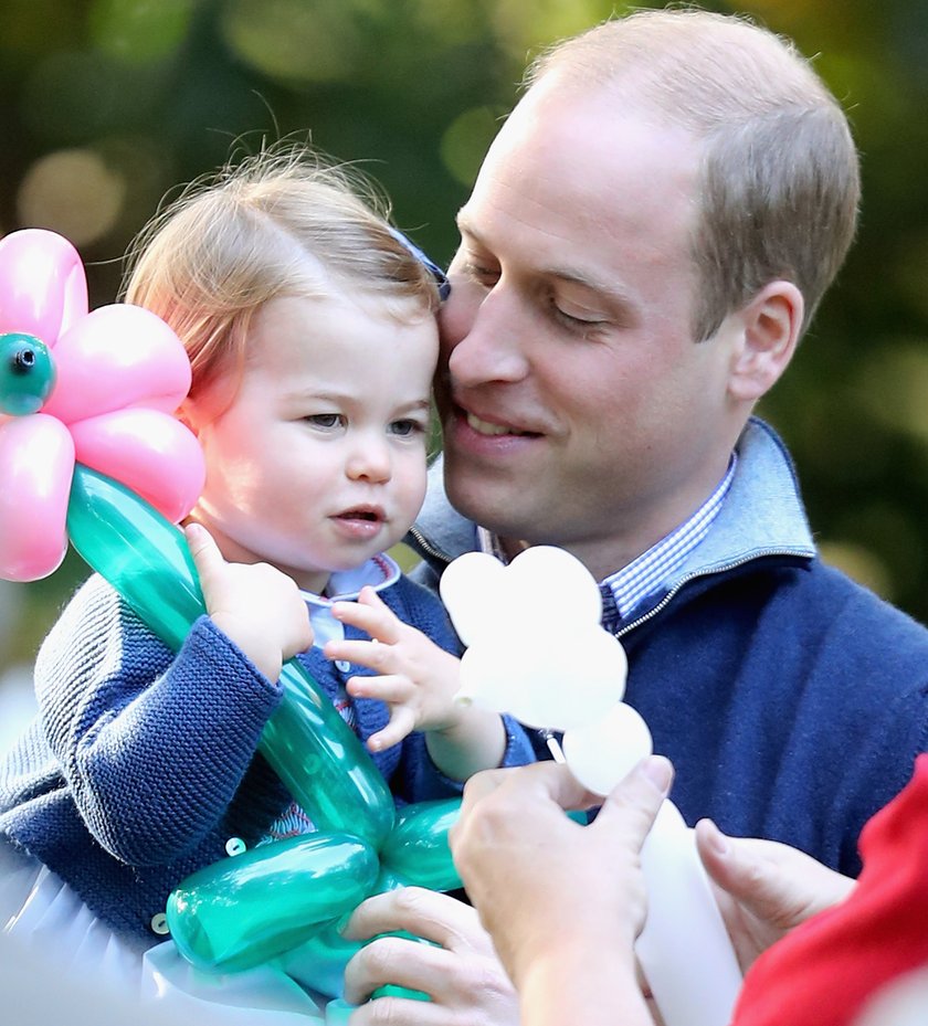 Prinzessin Charlotte mit Vater Prinz William und einem Luftballon 
