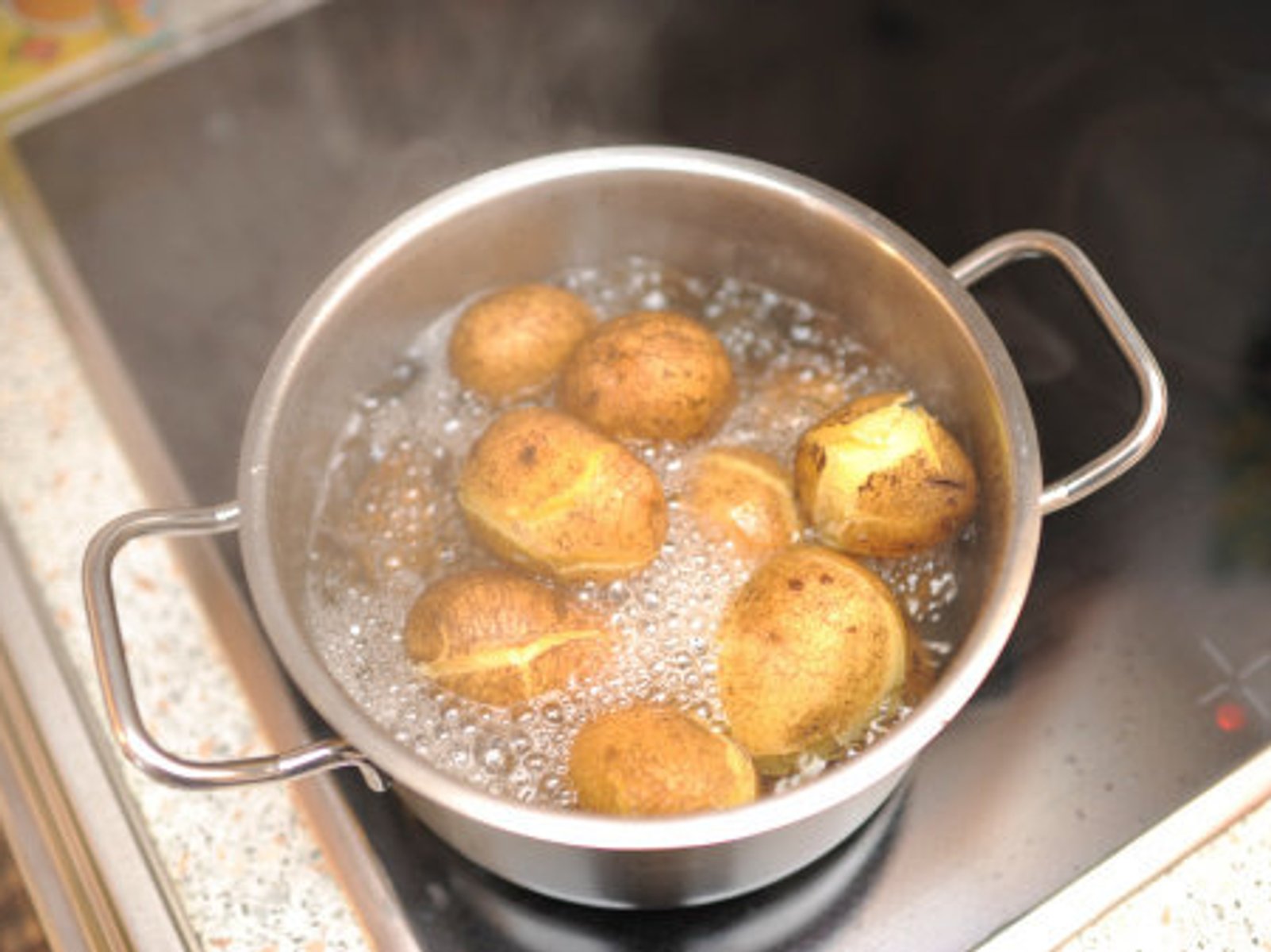Картошка варится в кипящей воде. Горячая картошка. Сколько минут варится картошка. Надо ли варить картошку перед жаркой. Potato Cuisine photo.