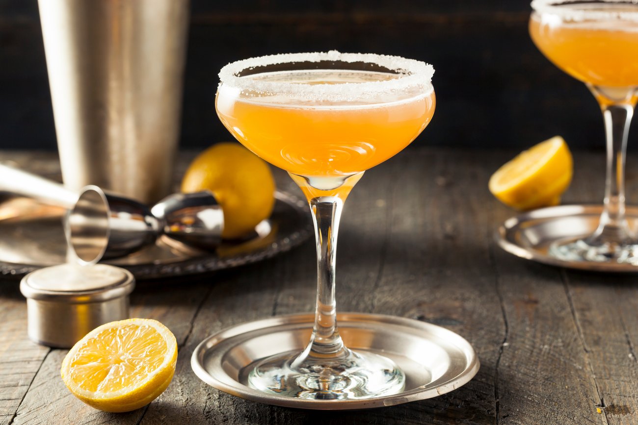 Einen Cocktailabend zu schmeißen kann ganz schön ins Geld gehen, aber es gibt auch günstige Alternativen. Einen Cocktailabend zu schmeißen kann ganz schön ins Geld gehen, aber es gibt auch günstige Alternativen.