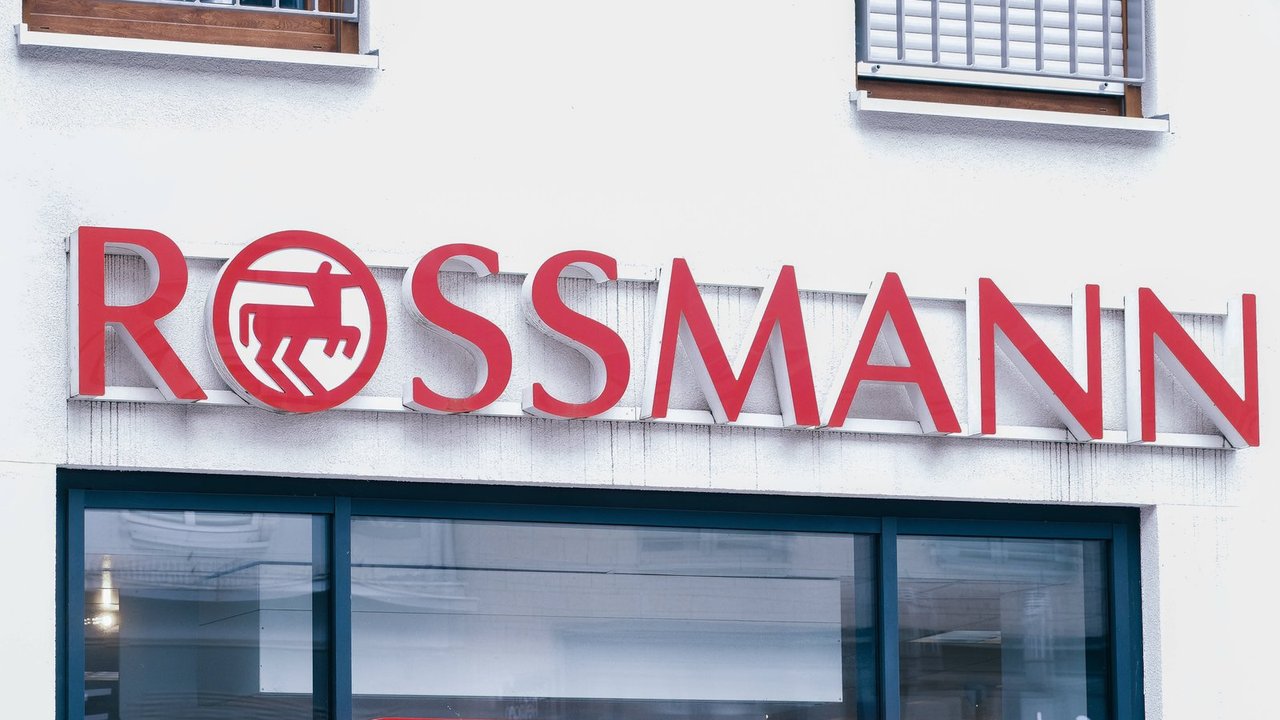 Dieser schimmernde Nagellack von Rossmann ist perfekt für den Sommer-Urlaub!