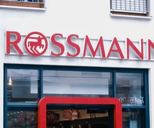 Dieser schimmernde Rossmann-Nagellack zaubert dir schnell schicke Nägel für den Urlaub