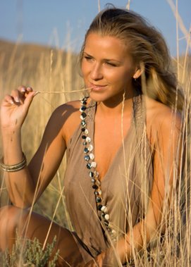 Fängt die letzten Sonnenstrahlen des Sommers ein: der Indian Summer Look Fängt die letzten Sonnenstrahlen des Sommers ein: der Indian Summer Look