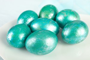 Ostereier im Metallic-Look passen perfekt zum Glitzernest! Ostereier im Metallic-Look passen perfekt zum Glitzernest!