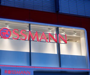 Das Serum von Rossmann für alle, die erste Anzeichen der Hautalterung zu mildern möchten