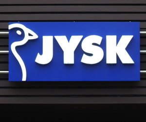 Diese beigefarbene Deko-Schale von Jysk ist gerade voll im Trend