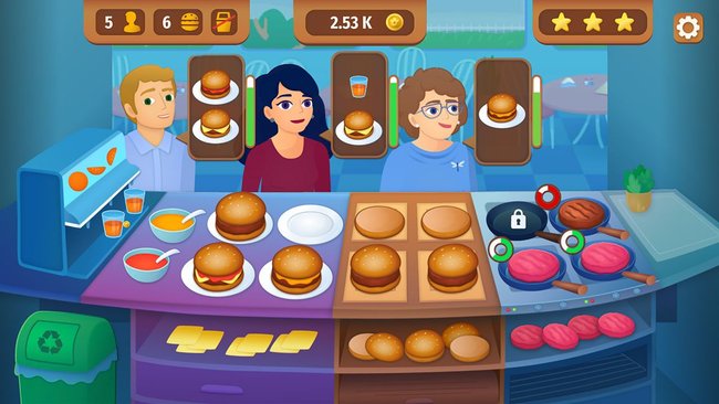 Das Bild zeigt eine Szene aus dem Spiel "Cooking Mania", in dem der Spieler Essen für Kunden zubereiten muss. Drei Kunden stehen in einer Reihe und haben Bestellungen für Burger und Getränke aufgegeben. Der Spieler hat verschiedene Zutaten wie Brötchen, Fleisch, Käse und Soßen zur Verfügung, um die Bestellungen zu erfüllen. Auf dem Herd werden Patties gebraten, während auf der Arbeitsfläche bereits fertige Burger und Getränke stehen.