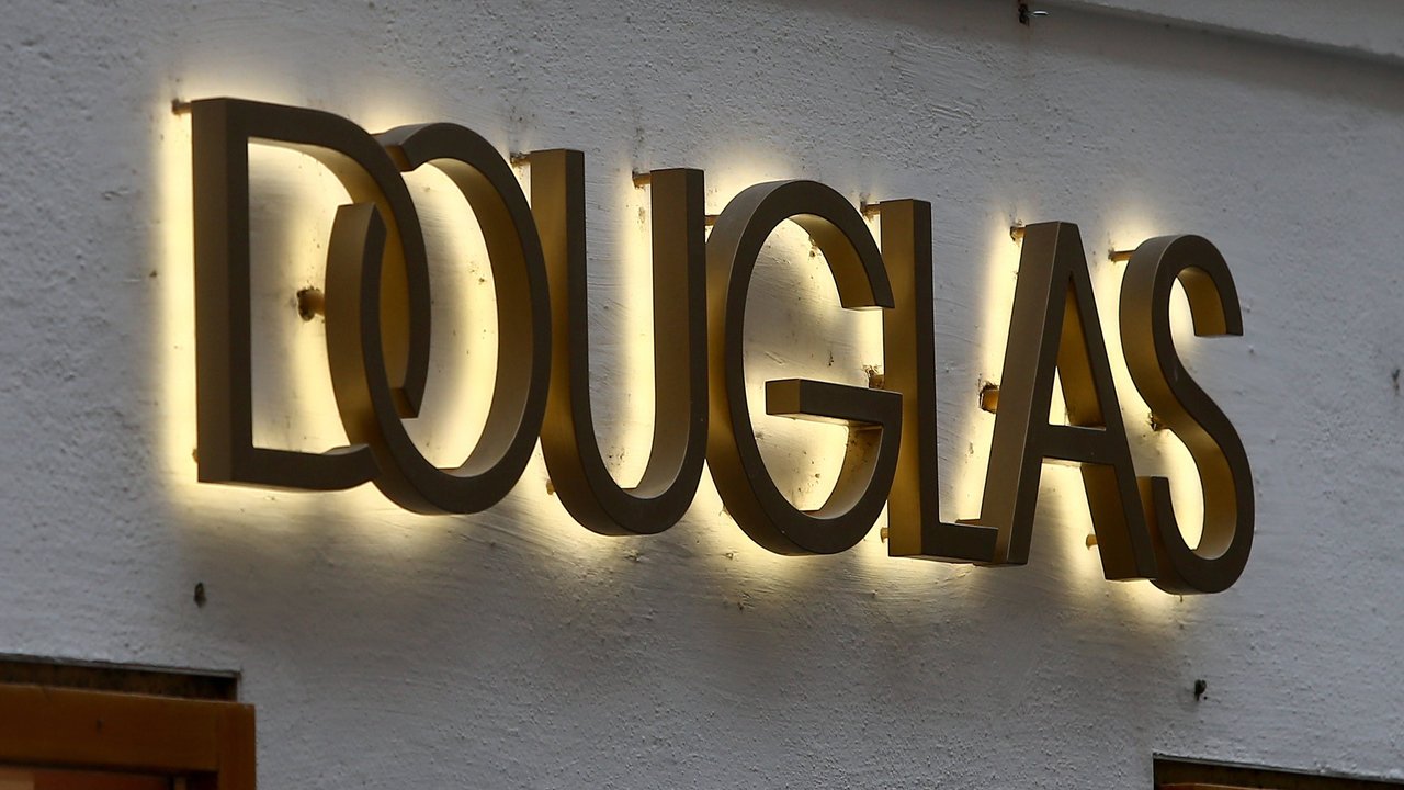 11.03.2025 xsvx, Wirtschaft, Douglas Parfümerie Parfuemerie Douglas in der Getreidegassse in Salzburg Symbolfoto Logo Brand Schriftzug Schild Salzburg *** 11 03 2025 xsvx, Economy, Douglas Parfümerie Parfuemerie Douglas in the Getreidegassse in Salzburg Symbol photo Logo Brand Lettering Sign Salzburg