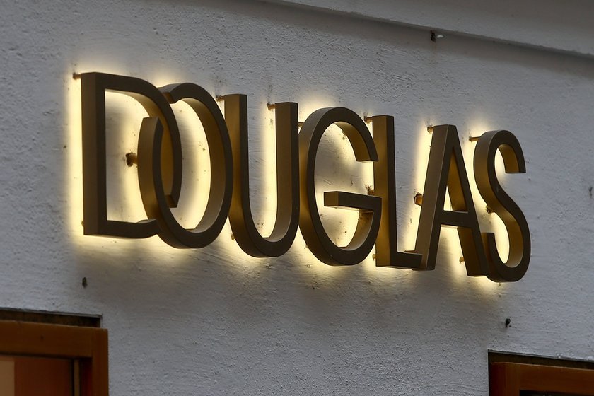 11.03.2025 xsvx, Wirtschaft, Douglas Parfümerie Parfuemerie Douglas in der Getreidegassse in Salzburg Symbolfoto Logo Brand Schriftzug Schild Salzburg *** 11 03 2025 xsvx, Economy, Douglas Parfümerie Parfuemerie Douglas in the Getreidegassse in Salzburg Symbol photo Logo Brand Lettering Sign Salzburg