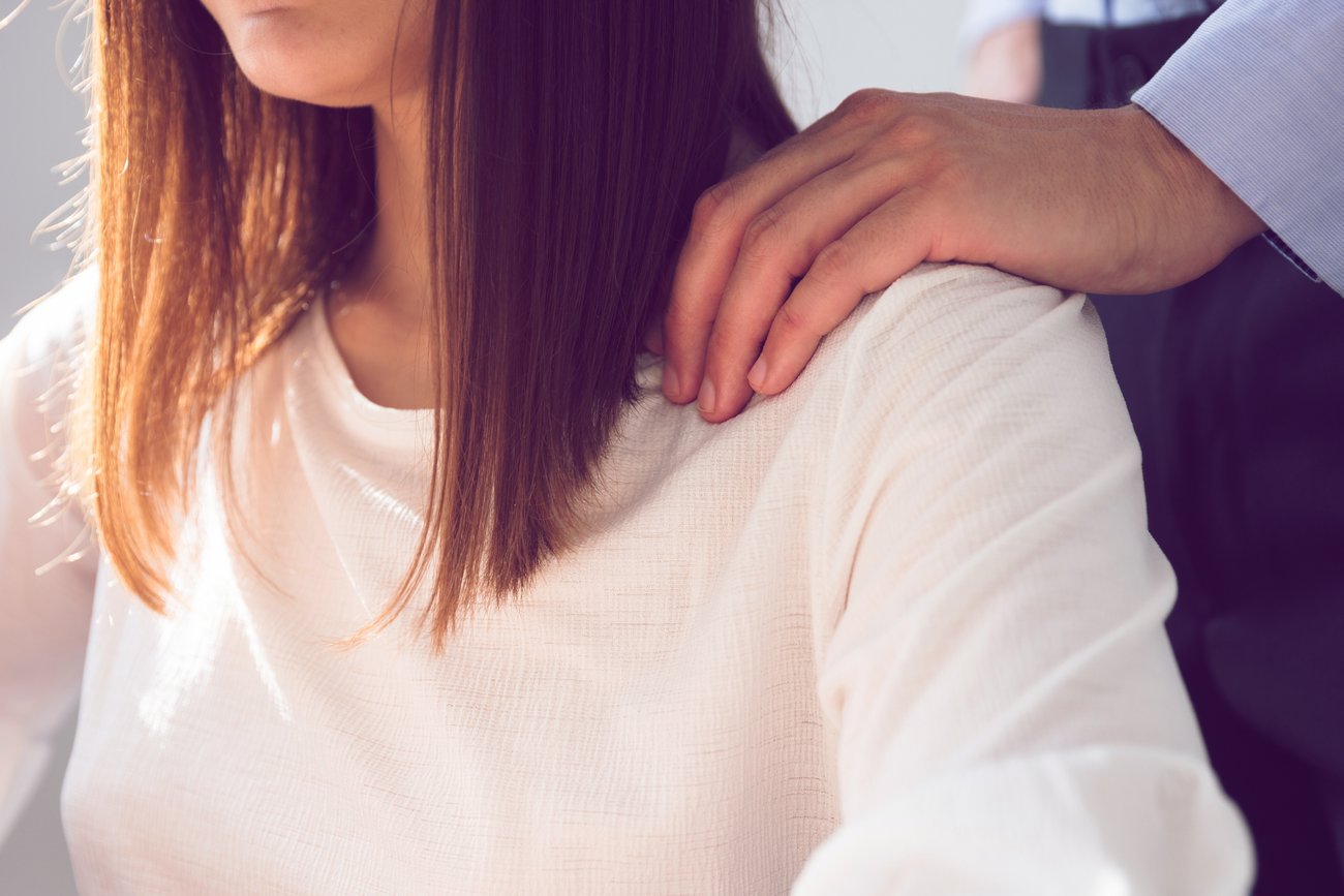 Mann belästigt Frau Mann belästigt Frau