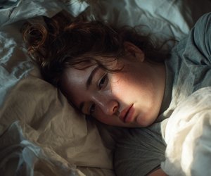 Warum wir jetzt im Herbst und Winter intensiver träumen (laut Psychologie)