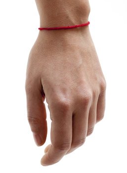 Kabbala: Kabbalisten tragen rote Wollfäden am Handgelenk