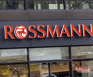 Schimmernder Weihnachtszauber: Der Rossmann Eyeliner in Gold, der alle begeistert