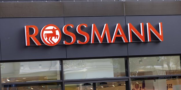 Strahlende Augenblicke: Rossmanns goldener Eyeliner bringt Weihnachtszauber