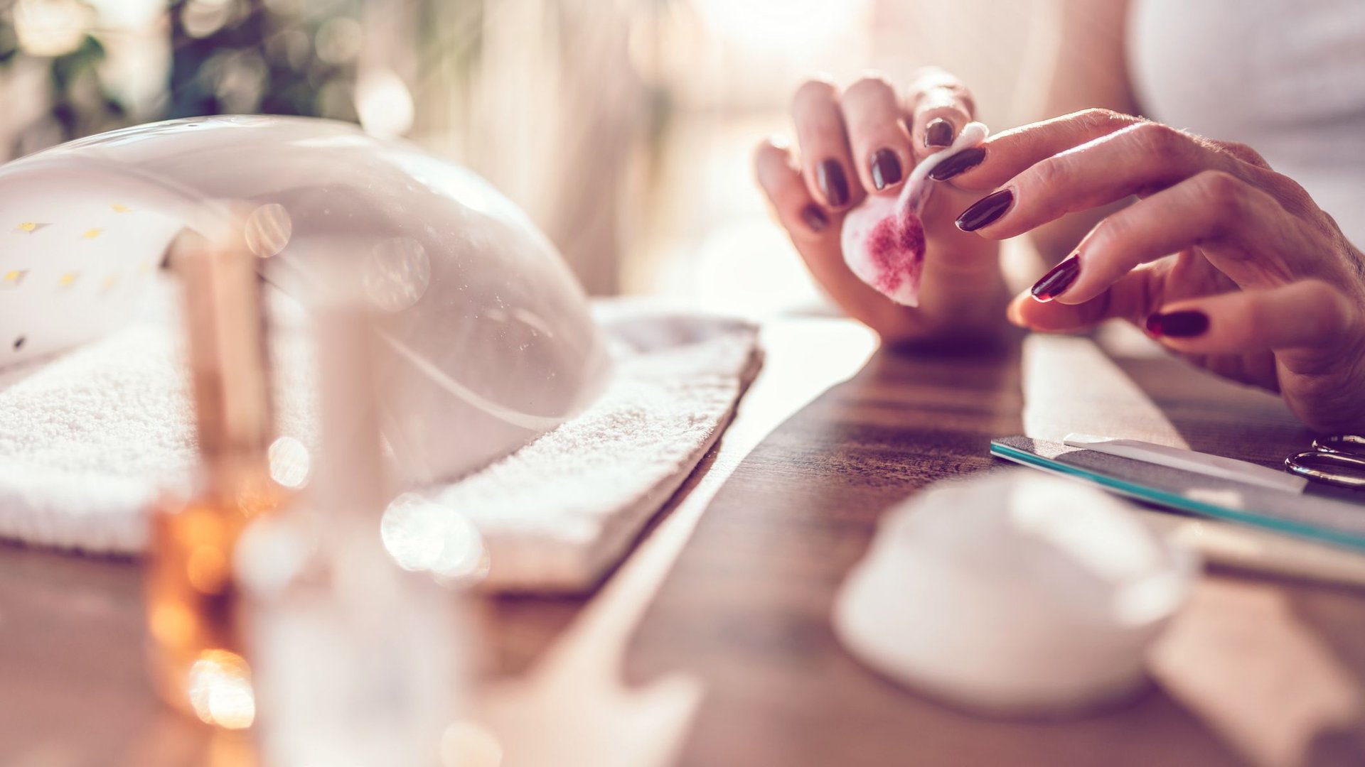 Nagellack-entfernen-ohne-Nagellackentferner-5-praktische-Tipps