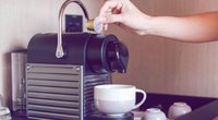 Kaffeepad- und Kapselmaschinen im Test: Das sind die günstigen Testsieger!