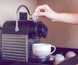 Kaffeepad- und Kapselmaschinen im Test: Das sind die günstigen Testsieger!