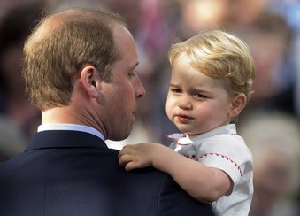Prinz George auf dem Arm von Papa Prinz William Prinz George auf dem Arm von Papa Prinz William