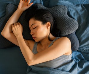 Tausende Amazon-Kund*innen sind überzeugt: Dieses Kissen hilft bei Schlafproblemen