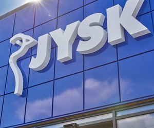 Sanfte Herbsttöne für dein Sofa: Dieser günstige Jysk-Kissenbezug ist ein Traum!