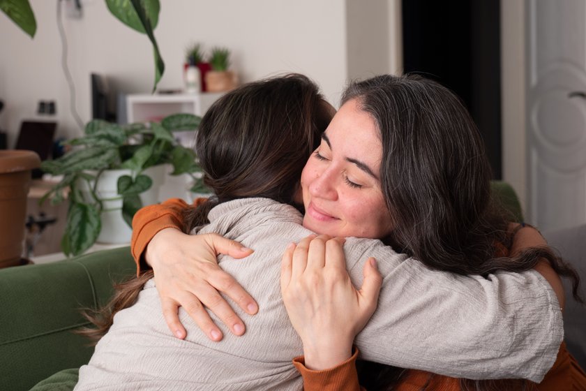 Zwei Frauen umarmen sich