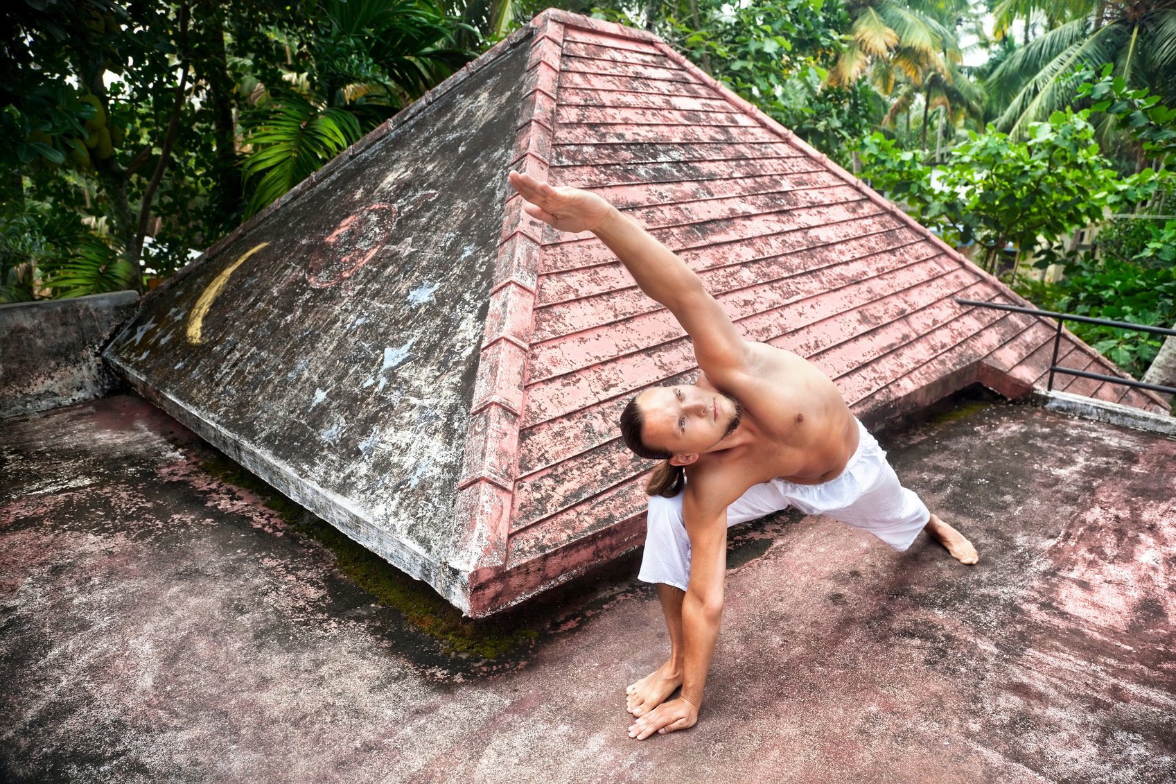 Der gesamte Körper wird mit Iyengar Yoga gestärkt und in ein Gleichgewicht gebracht. 
