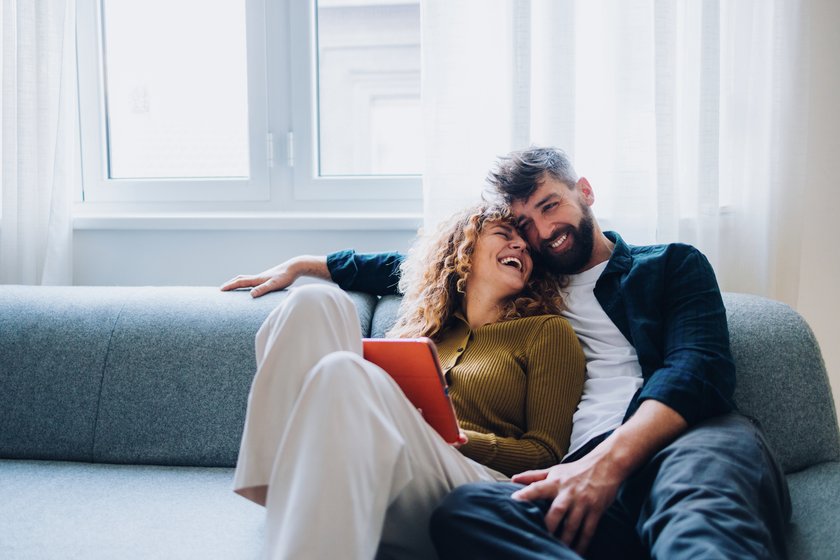 Mit Humor und Empathie durch die Beziehung