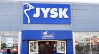 Jetzt bei Jysk zugreifen: Diese beigefarbene Fleecedecke ist ein Deko-Must-have