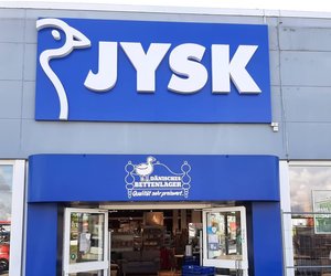 Jetzt bei Jysk zugreifen: Diese beigefarbene Fleecedecke ist ein Deko-Must-have