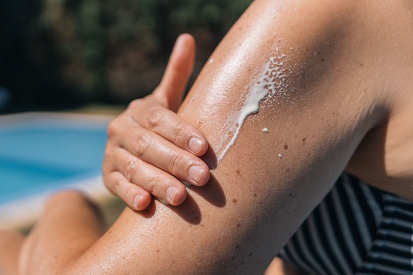 7 Sonnencreme-Fehler, die fast jeder macht (und die deine Haut hasst)