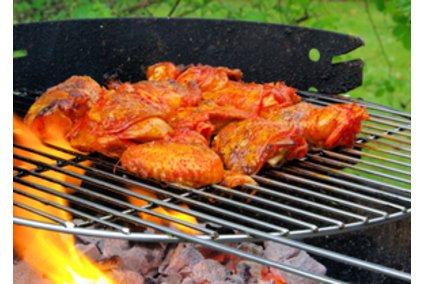 Fleisch, das auf einem Grillrost liegt und gegrillt wird Fleisch, das auf einem Grillrost liegt und gegrillt wird