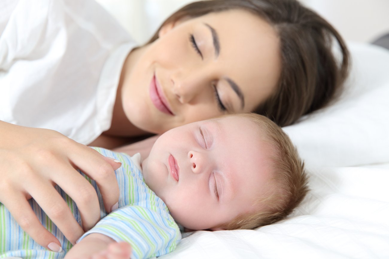 Mutter und Baby schlafen Mutter und Baby schlafen