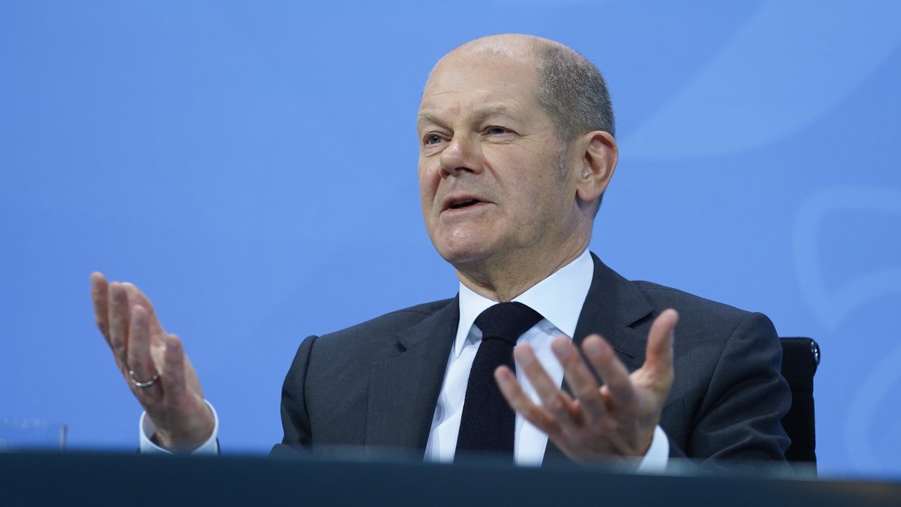 BERLIN, GERMANY - DECEMBER 21: Chancellor of Germany Olaf Scholz attends a press conference after a meeting with the heads of Germany's federal states about Covid-19 and the current pandemic situation 
 on December 21, 2021 in Berlin, Germany. Germany is bracing itself for a fifth wave of the pandemic due to the current spread of the Omicron variant across Europe.  (Photo by Carstensen - Pool/Getty Images)