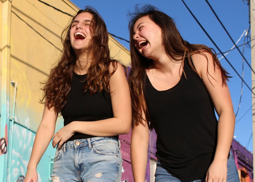 zwei junge Frauen, die herzhaft lachen