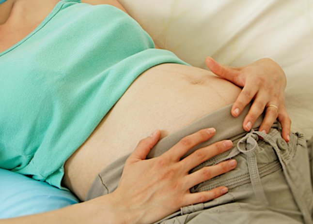 Schwindel und Schwangerschaft: Frau hält sich den Bauch