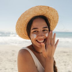 Perfekt für heiße Tage: Die Rossmann-Sonnencreme, die unter Make-up unsichtbar bleibt