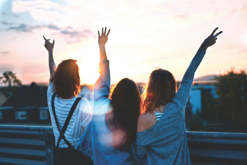 drei Frauen schauen sich Sonnenuntergang an