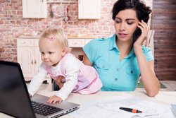 Berufstätige Mutter mit Kind Berufstätige Mutter mit Kind