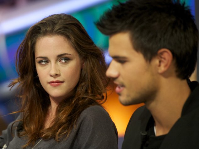 Taylor Lautner und Kristen Stewart in einer spanischen TV-Show Taylor Lautner und Kristen Stewart in einer spanischen TV-Show