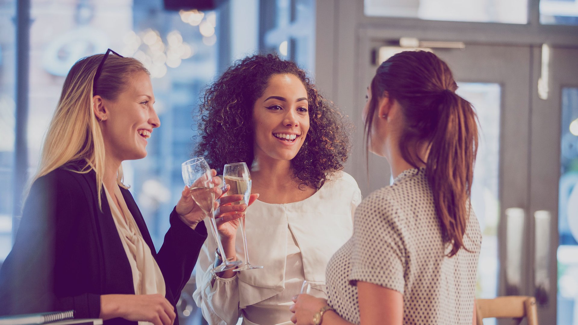 3-einfache-Smalltalk-Fragen-mit-denen-du-direkt-sympathisch-wirkst-laut-KI-