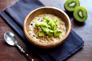 Kiwi mit Milch kombinieren Kiwi mit Milch kombinieren