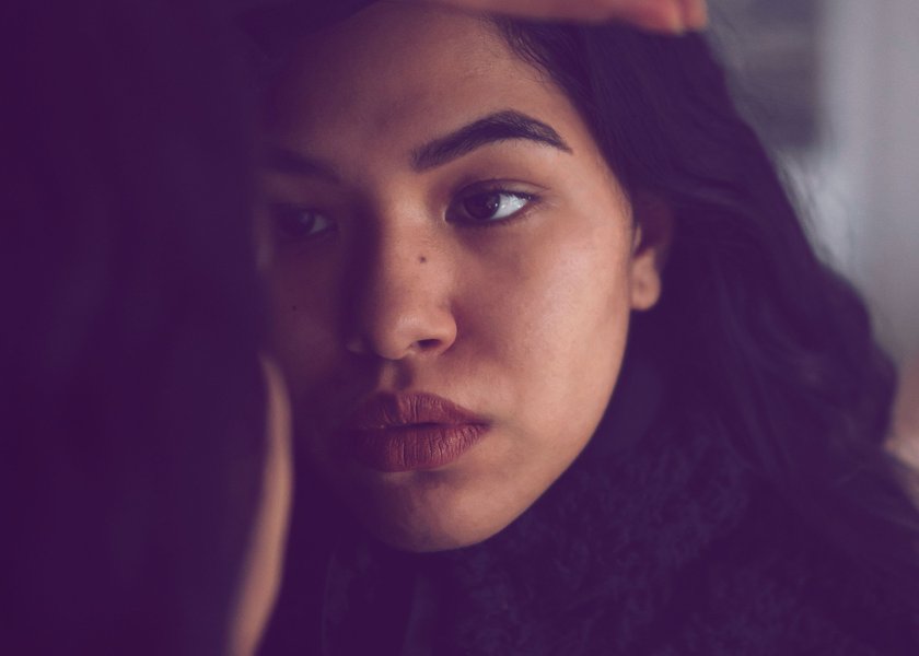 Frau,&#x20;die&#x20;sich&#x20;im&#x20;Spiegel&#x20;anschaut