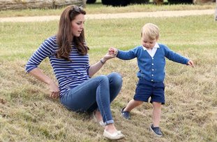 Kate Middleton und Prinz George beim Spielen Kate Middleton und Prinz George beim Spielen