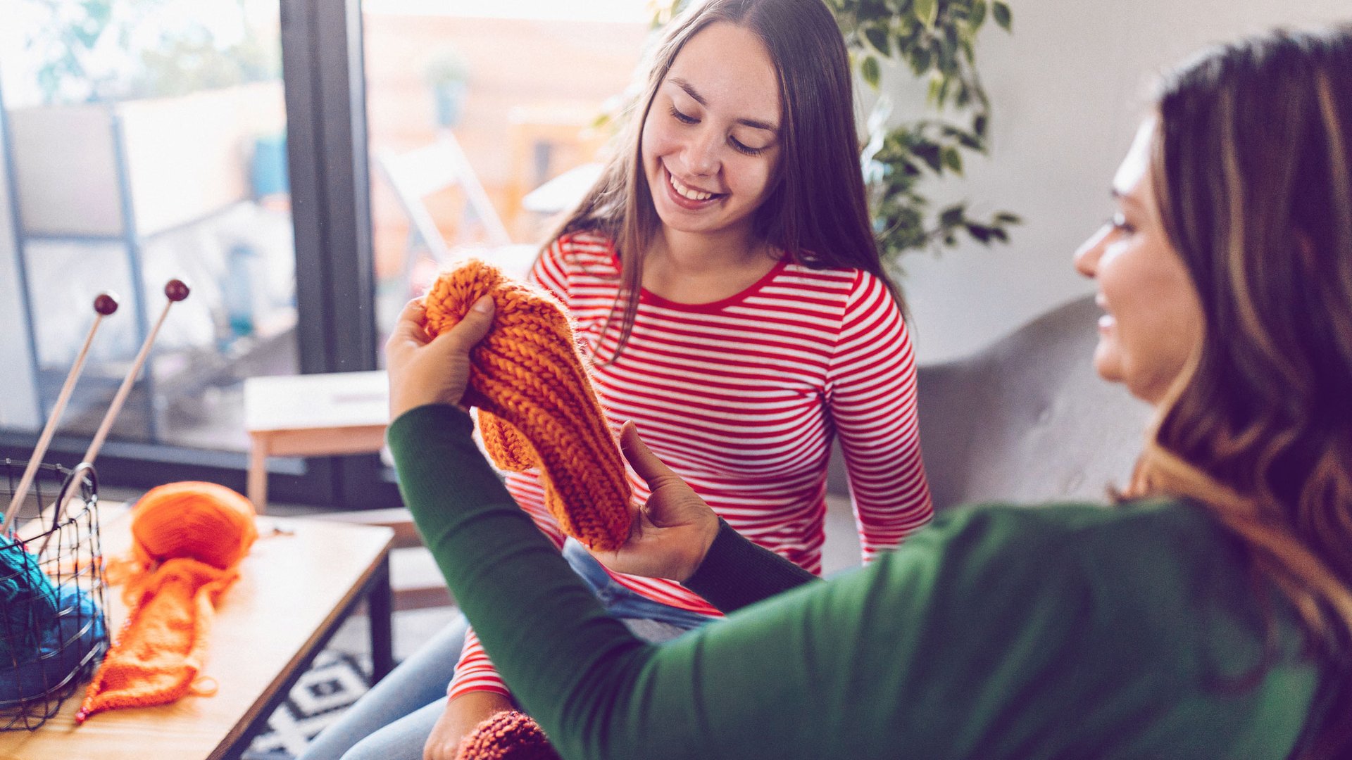 Ich-verschenke-jedes-Weihnachten-selbst-gestrickte-Geschenke-ber-diese-freuen-sich-Freunde-und-Familie-besonders