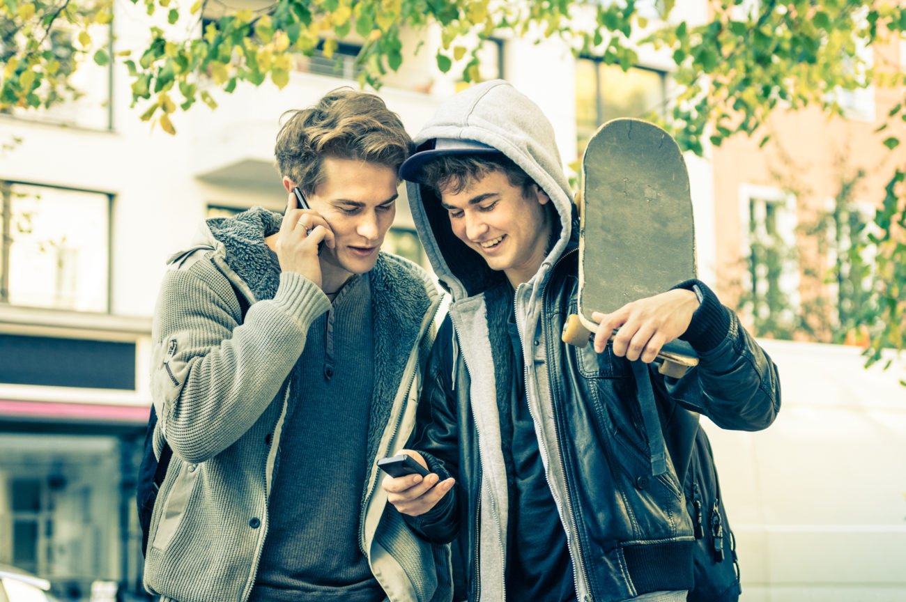 Coole Jungs am Handy Coole Jungs am Handy