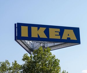 Festliche Stimmung für dein Wohnzimmer: Die goldfarbene Ikea-Lichterkette mit kleinen Sternen