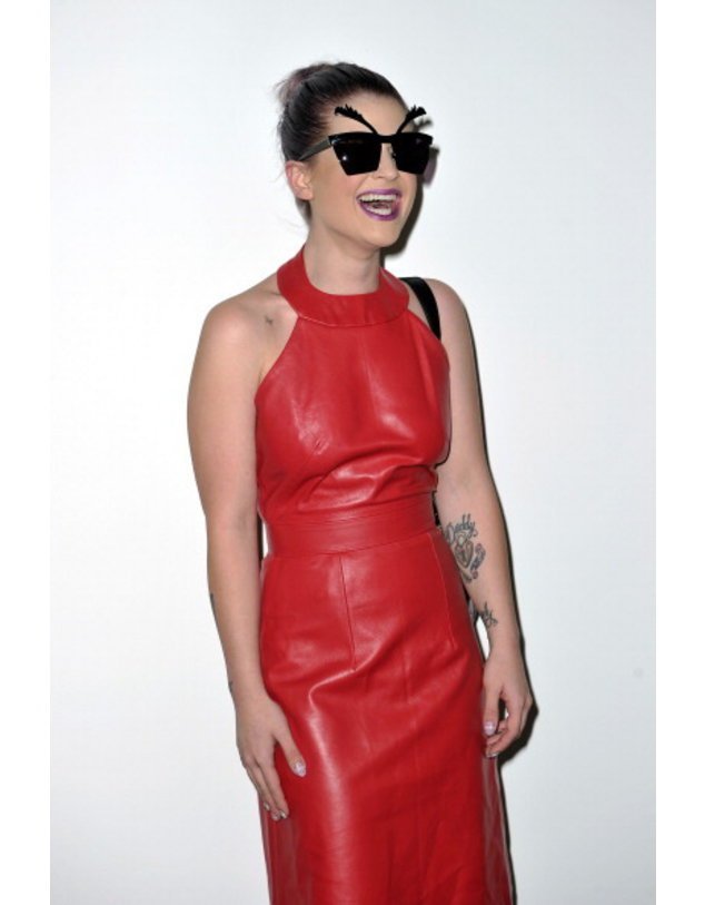 Kelly Osbourne in einem roten Kleid Kelly Osbourne in einem roten Kleid