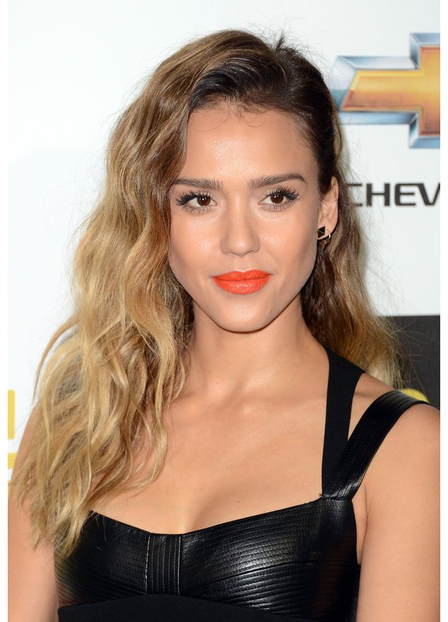Jessica Alba mit orangenen Lippen Jessica Alba mit orangenen Lippen