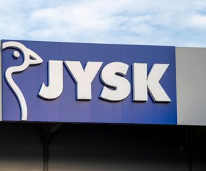 Praktisch und schick im Badezimmer: Die Badematte von Jysk ist ein echter Blickfang